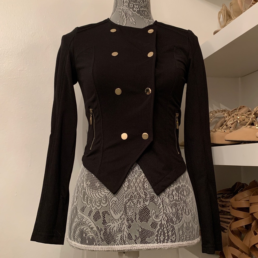 Crossed back with gold details blazer!